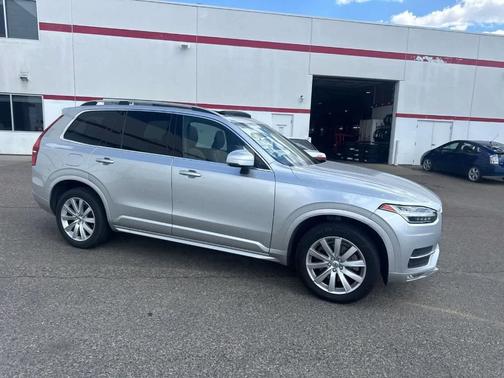 2019 Volvo XC90 T6 Momentum