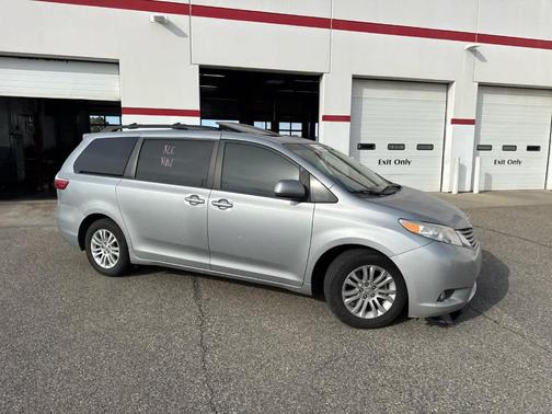 2017 Toyota Sienna XLE