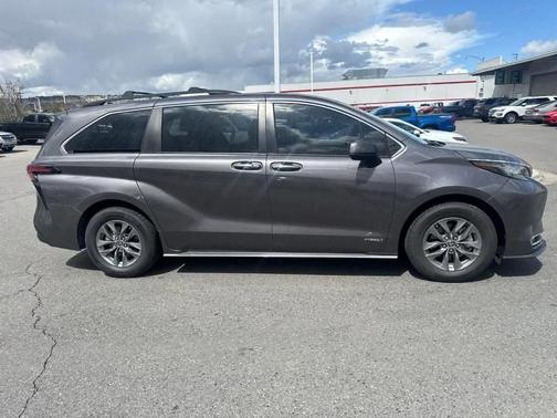 2021 Toyota Sienna XLE