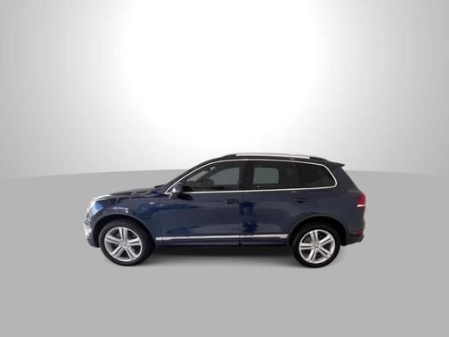 Night Blue Metallic 2014 Volkswagen Touareg R-Line