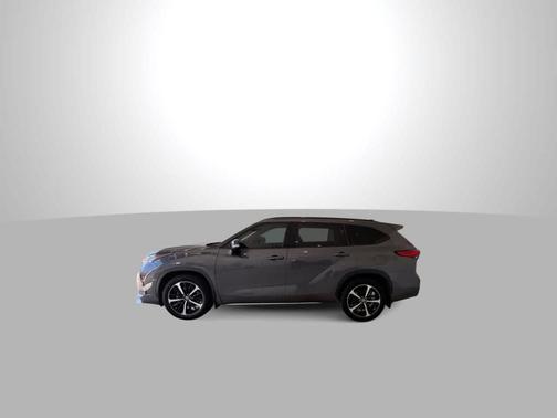 Gray 2022 Toyota Highlander XSE