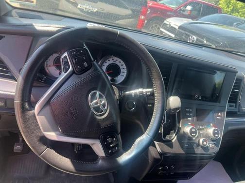 2017 Toyota Sienna SE