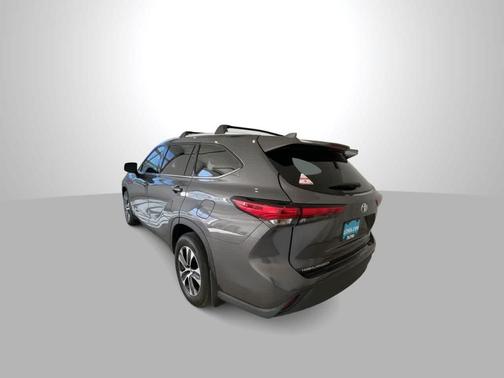 Magnetic Gray Metallic 2022 Toyota Highlander XLE
