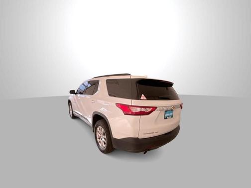 Iridescent Pearl Tricoat 2021 Chevrolet Traverse LT Cloth