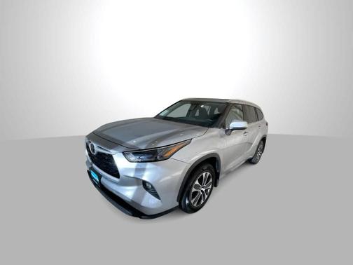 Celestial Silver Metallic 2023 Toyota Highlander XLE