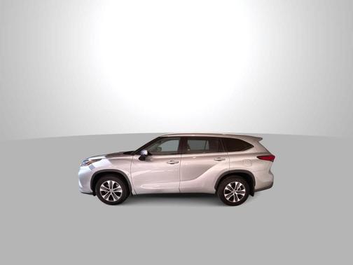 Celestial Silver Metallic 2022 Toyota Highlander XLE