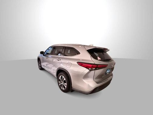 Celestial Silver Metallic 2022 Toyota Highlander XLE