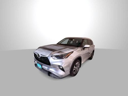 Celestial Silver Metallic 2022 Toyota Highlander XLE