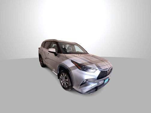Celestial Silver Metallic 2022 Toyota Highlander XLE