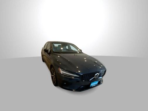 2024 Volvo S60 B5 Core Dark Theme