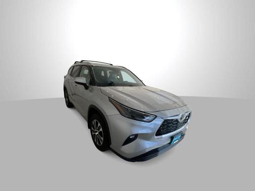 Celestial Silver Metallic 2023 Toyota Highlander XLE