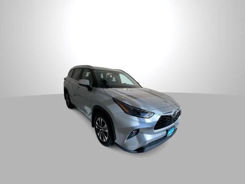 Celestial Silver Metallic 2023 Toyota Highlander XLE