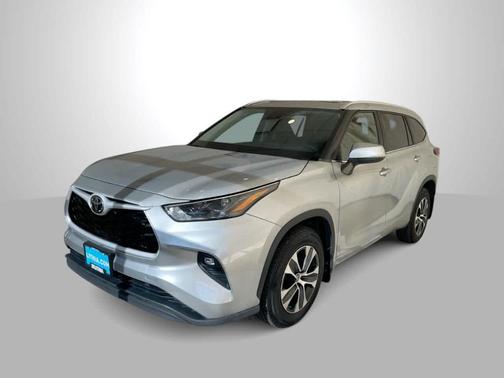 Celestial Silver Metallic 2023 Toyota Highlander XLE