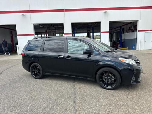 2020 Toyota Sienna XLE