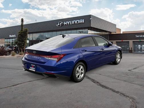 2023 Hyundai ELANTRA SE