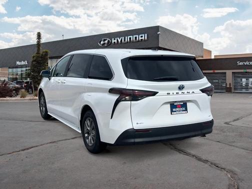 2025 Toyota Sienna LE