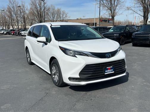 2025 Toyota Sienna LE