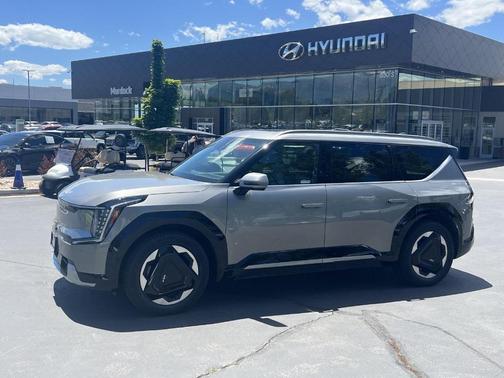 Pebble Gray 2024 Kia EV9 Land