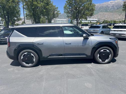 Pebble Gray 2024 Kia EV9 Land