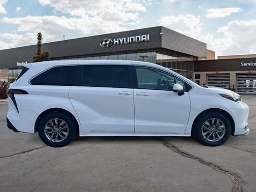 2025 Toyota Sienna LE