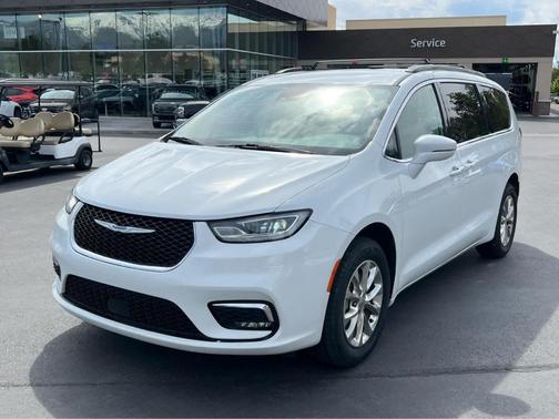 Bright White Clearcoat 2022 Chrysler Pacifica Touring-L