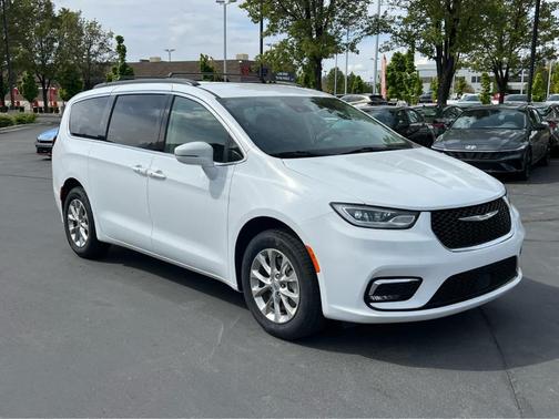 Bright White Clearcoat 2022 Chrysler Pacifica Touring-L