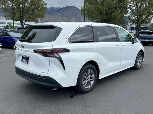 Ice 2025 Toyota Sienna LE