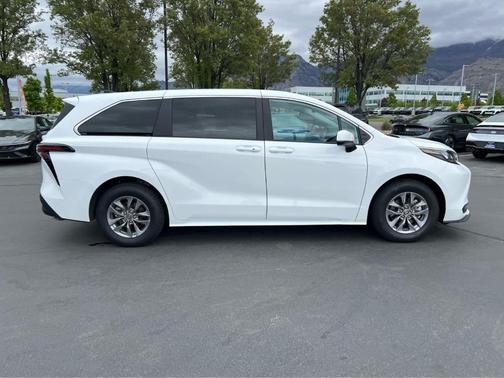 Ice 2025 Toyota Sienna LE