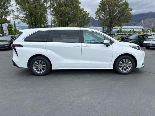 Ice 2025 Toyota Sienna LE