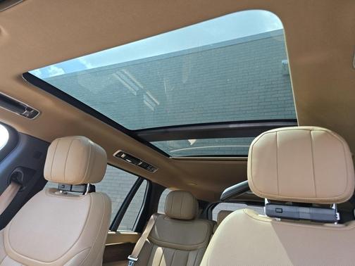 2025 Land Rover Range Rover P530 SE 7 Seat