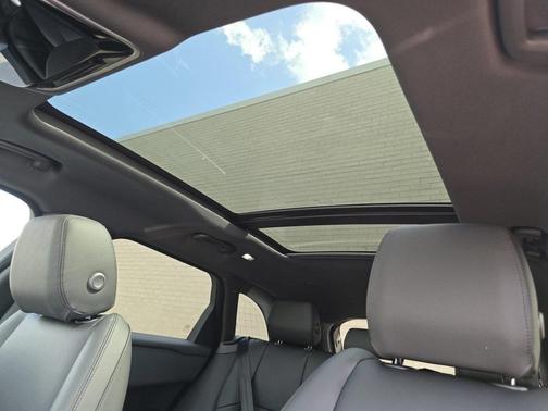 2026 Land Rover Range Rover Velar P400 Dynamic SE