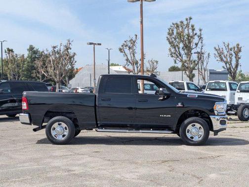 Diamond Black Crystal Pearlcoat 2021 RAM 2500 Big Horn Crew Cab 4x4 6'4' Box