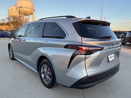 2024 Toyota Sienna XLE