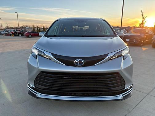 2024 Toyota Sienna XLE