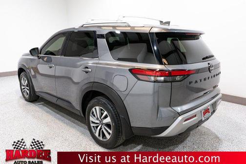 2023 Nissan Pathfinder SL FWD