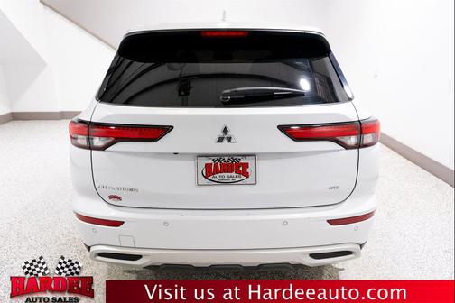 White Diamond 2024 Mitsubishi Outlander SE