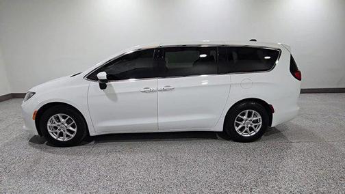 Bright White Clearcoat 2023 Chrysler Voyager LX