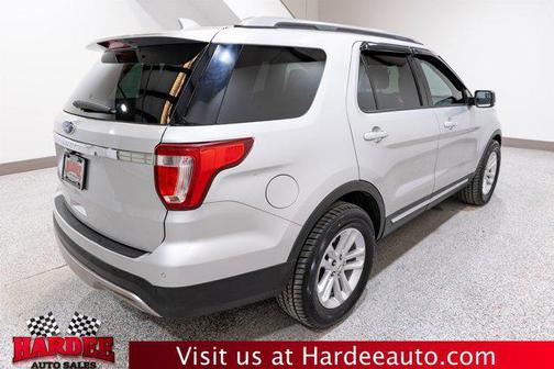 Ingot Silver Metallic 2017 Ford Explorer XLT