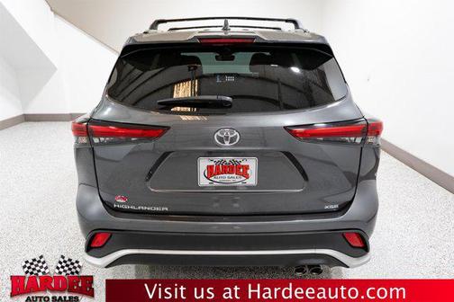 Magnetic Gray Metallic 2023 Toyota Highlander XSE
