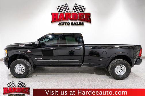 Diamond Black Crystal Pearlcoat 2021 RAM 3500 Limited Crew Cab 4x4 8' Box