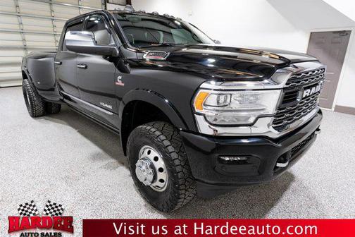 Diamond Black Crystal Pearlcoat 2021 RAM 3500 Limited Crew Cab 4x4 8' Box
