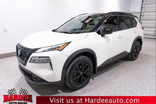 Pearl White Tricoat/Super Black 2023 Nissan Rogue SV
