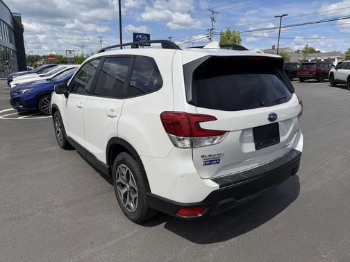 White 2019 Subaru Forester Premium