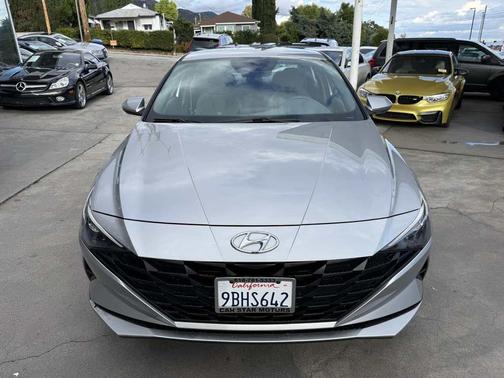 Shimmering Silver Pearl 2022 Hyundai ELANTRA SEL