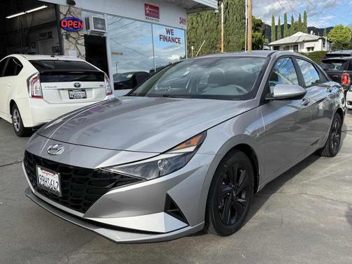 Shimmering Silver Pearl 2022 Hyundai ELANTRA SEL