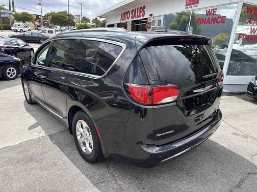 Brilliant Black Crystal Pearlcoat 2018 Chrysler Pacifica Hybrid Limited