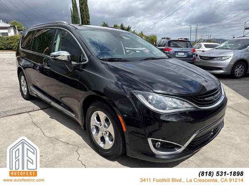 Brilliant Black Crystal Pearlcoat 2018 Chrysler Pacifica Hybrid Limited