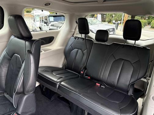 Brilliant Black Crystal Pearlcoat 2018 Chrysler Pacifica Hybrid Limited