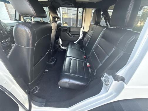 Bright White Clearcoat 2012 Jeep Wrangler Unlimited Altitude