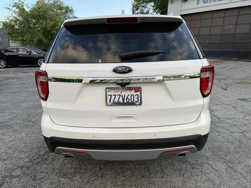 Oxford White 2017 Ford Explorer XLT